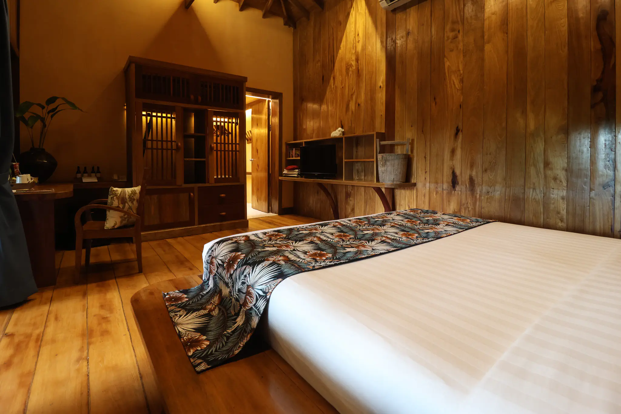Suite Wooden Bungalow 3